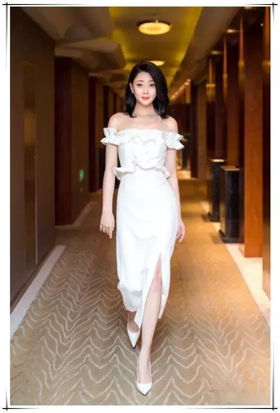 38岁殷桃为扮美,穿开叉裙秀香肩,网友:点到为止的性感恰到好处