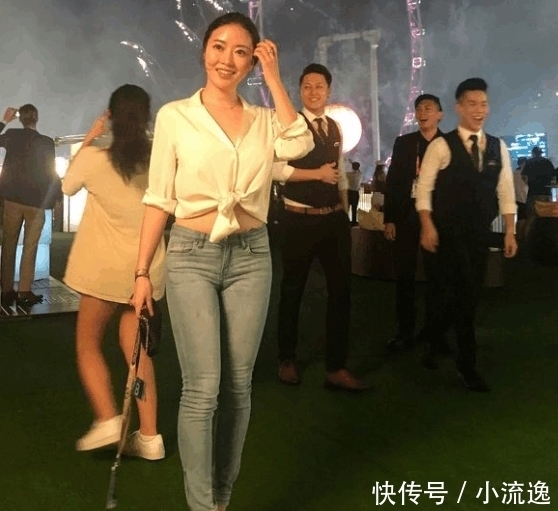  「女人」人家都说穿紧身牛仔裤的女人更妩媚更干练，今天总算是体会到了