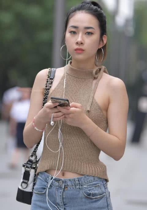 小姐姐的身材比例非常的匀称，腰部，臀部和腿都显示的那么完美