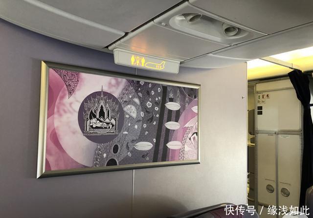 泰国航空波音777公务舱之旅,过道宽得离谱,十几年飞机保养不错