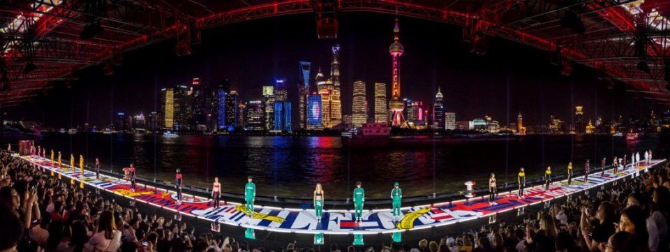 看热闹 | 这些人跑到黄浦江边比谁钻石大，你猜比伯嫂的排第几?