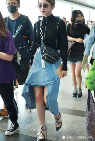 孟美岐太敢穿，高跟鞋套个塑料膜就出来了！网友：不会焖出来味道