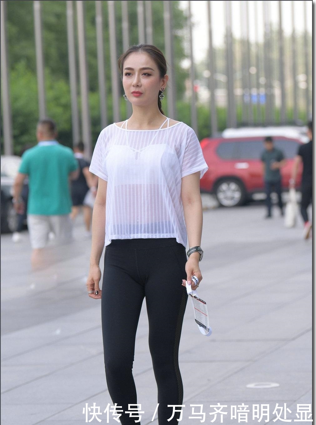  凸显：街拍：爱健身爱锻炼的美女，紧身瑜伽裤凸显身材