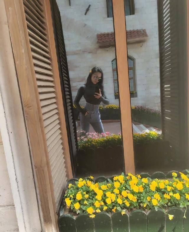 【邹市明】邹市明老婆冉莹颖最新照片,穿宽松毛衣配喇叭裤,尽展女人气质