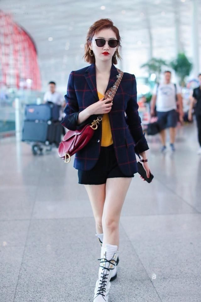 景甜又胖了，网友：短裤下的大腿粗了不止一圈！