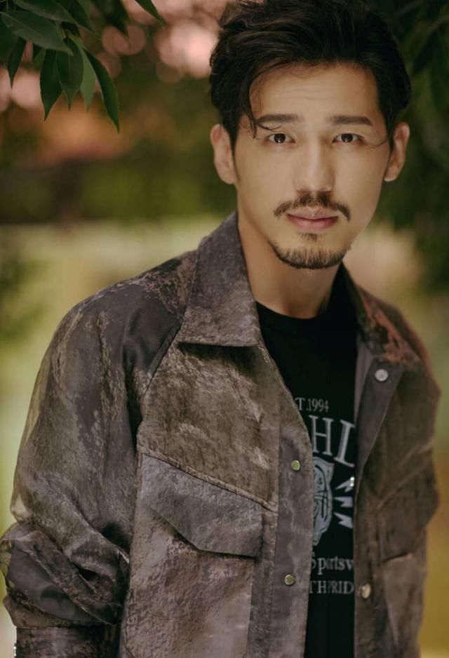 白宇这枚男主衣品再次火了，颜色沉稳雅致，我只想说一句好看