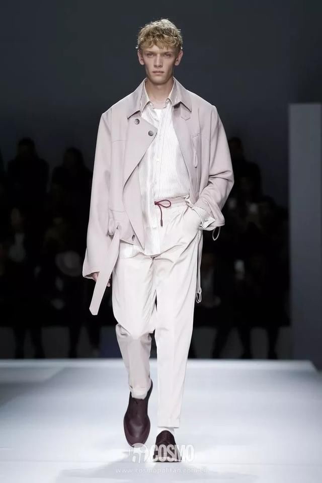 T型台｜艾玛罗伯茨这一身真好看，不过这是去看秀还是去上班？