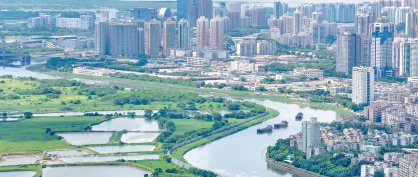 香港和深圳之间虽然只隔着一条深圳河，但是两岸的景象却截然不同