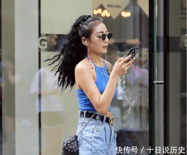 「线条美」街拍演绎线条美的女子,曼妙的身姿,凹凸有致特迷人