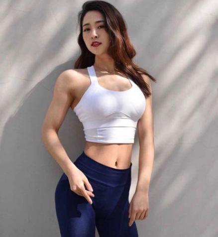 街拍:紧身打底裤的穿搭,不仅让小姐姐们活力十足又性感丰满!