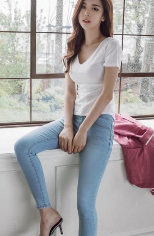 紧身牛仔裤，搭配出不普通的时尚味道，展示自己的高挑身材