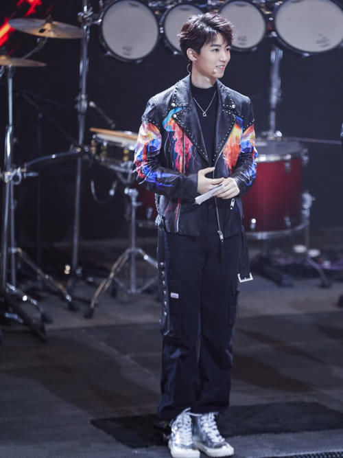  #皮衣#30岁华晨宇和20岁王俊凯，都搭配黑色皮衣，少年感不相上下！