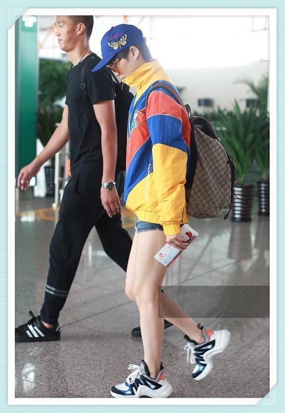 还傻傻穿T恤配短裤扮清纯？太Out！看李宇春、徐璐解锁穿搭新方法