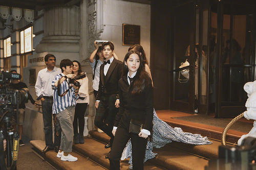 品牌50周年纽约时装秀，孙菲菲、李冰冰台上台下助阵，美艳绝伦！