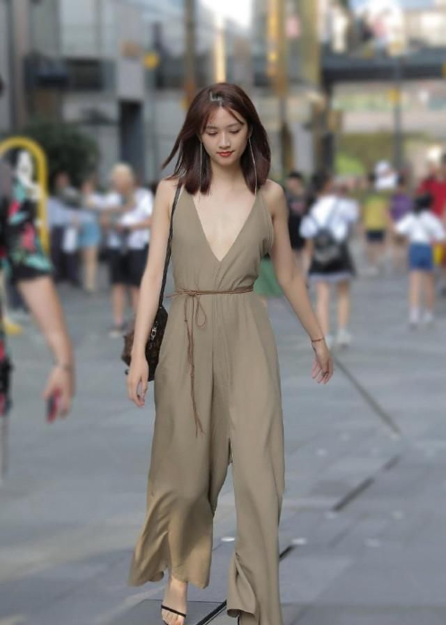 『姐姐』盯了半小时, 才发现姐姐穿的不是裙子, 差点就看走眼