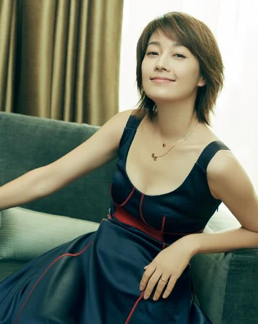 马伊琍亮相活动，穿吊带裙性感十足，但一头黄发却被嘲“非主流”