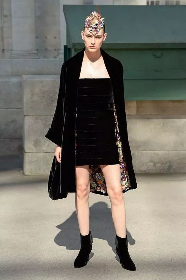 我们在巴黎大皇宫变的书报亭里问了周迅和刘雯一些小秘密……