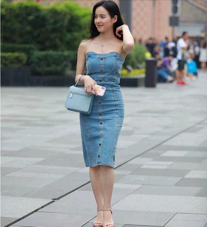 街拍：长腿细腰身姿阿娜的小姐姐，穿着时尚身形玲珑魅力十足！