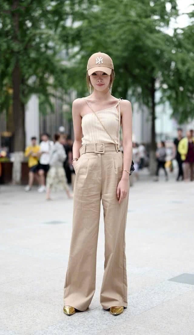 街拍：身材对于一个女人来说，真的很重要。