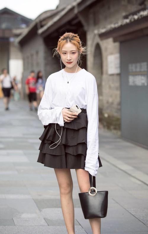 街拍，身材纤细的小姐姐穿露脐装配牛仔裤清凉又时尚，身姿倩丽