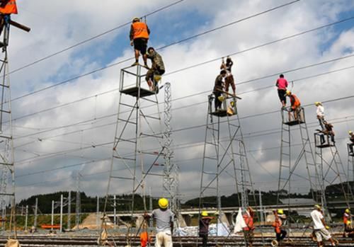  #高铁#中国最“不容易”的高铁，通车两年亏损49亿，两年后盈利