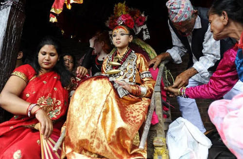尼泊尔神秘的“活女神”，国王见了都要下跪，退位后却无人敢娶