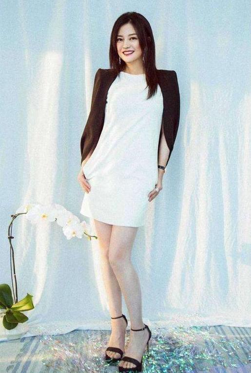 赵薇为了美, 剪掉一半裙摆来秀腿, 网友: 真想把另一半也给剪掉