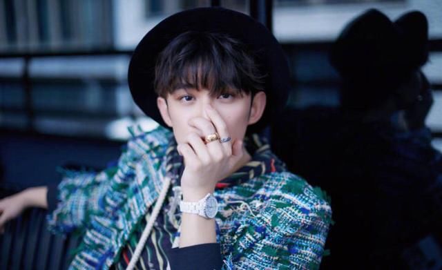 今年最流行的蓝色，别被你的懒给整丑了，吴磊最有气质