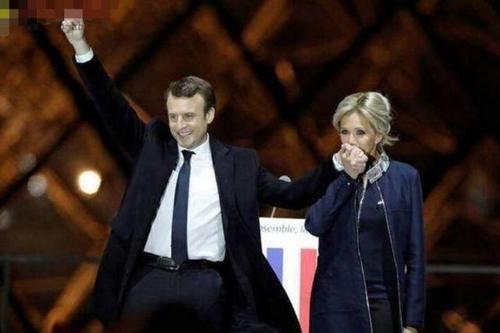 65岁法国第一夫人终于换发型，露出纤细脖颈，巴掌脸太让人着迷！