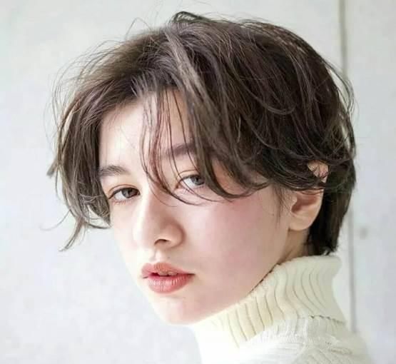  适合：“短发女人”也可以性感和可爱，这几款时尚发型让你气质加分！