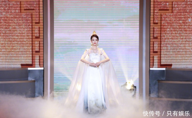 佟丽娅胖了?身穿红色的裙子都要被撑破了,网友:真是没想到