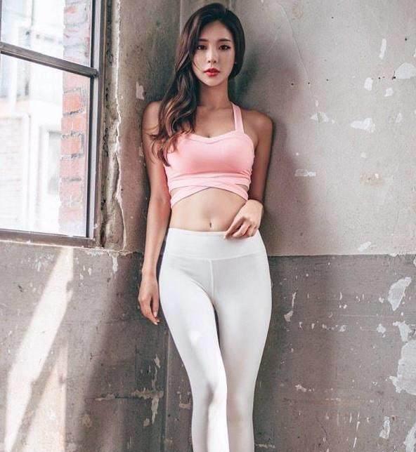 身材紧致的打底裤美女,气质优雅甜美,显得靓丽有型,韵味十足!