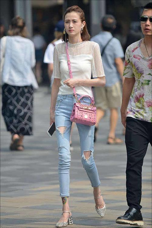 街拍：露脐装小姐姐，秀出纤细小蛮腰