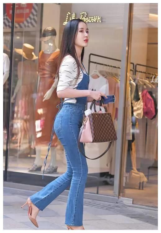 街拍：图1牛仔短裤，图2减龄背带裤，图3吊带连衣裙！