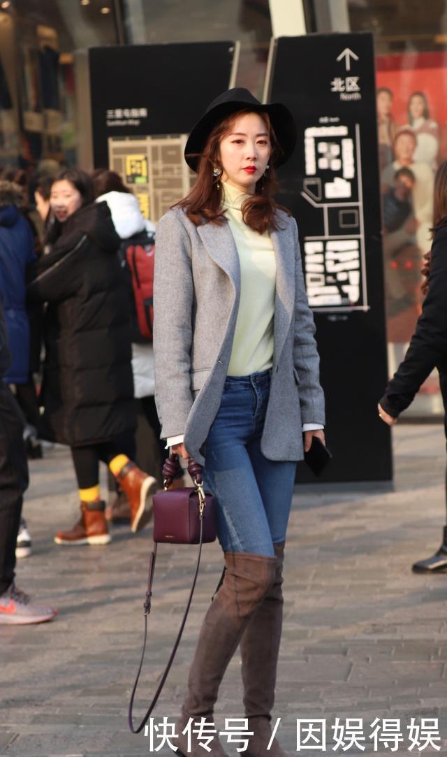 『美女』街拍美女牛仔热裤搭配休闲上衣,简约利落,穿出时尚达人的气质