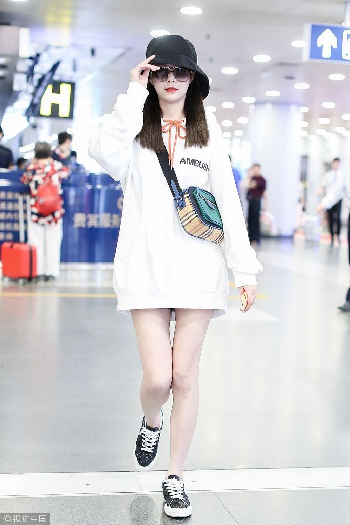 沈梦辰又玩“下衣失踪”提鞋秀美腿 戴渔夫帽露红唇心机girl一枚