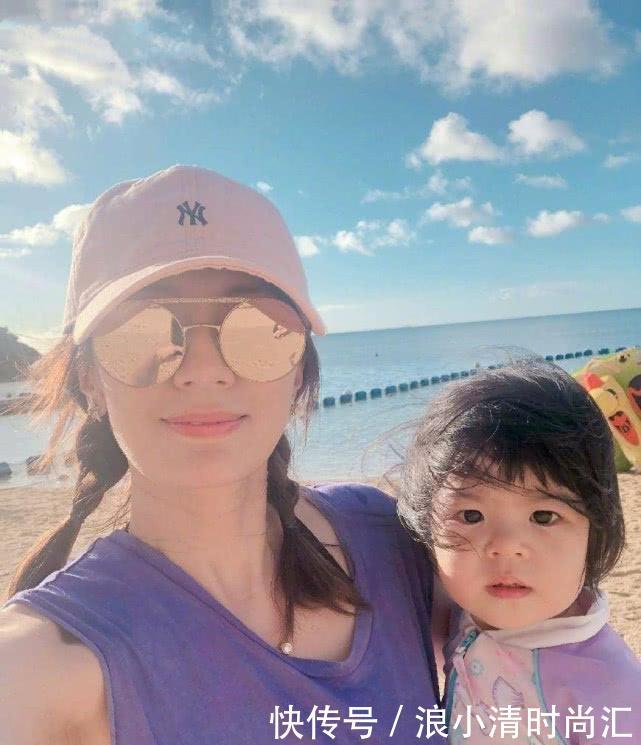 43岁贾静雯气质依旧，网友：这怕是能比18岁了！