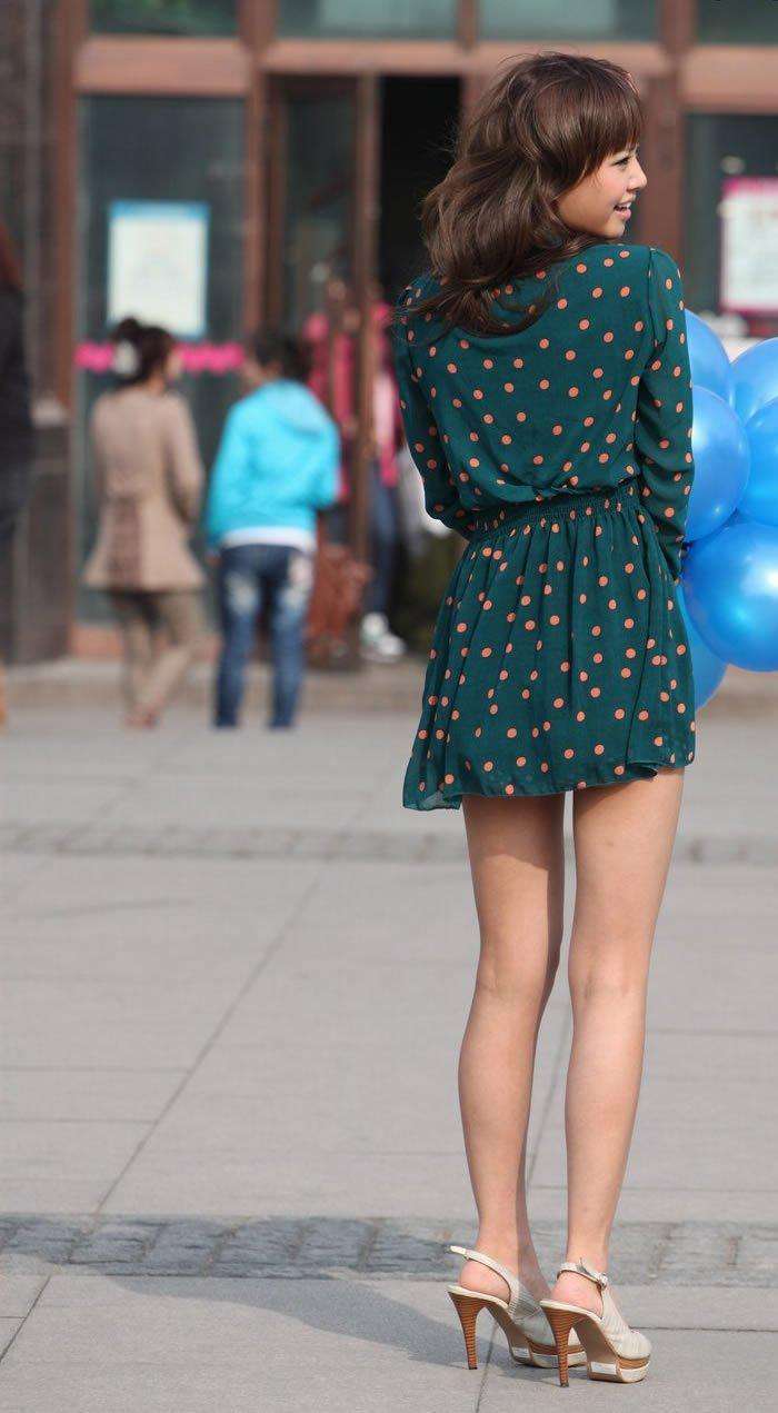 街拍: 活泼可爱的印花短裙大长腿美女, 爱笑的眼睛很迷人