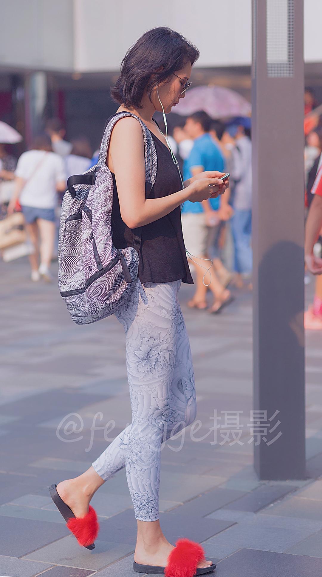 街拍: 这条白色印花紧身裤真特别, 从此再不用担心画风尴尬了