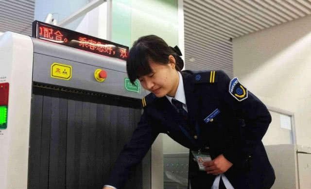 为啥地铁安检月薪才两千，却没人辞职？看完后，网友：傻子才辞职