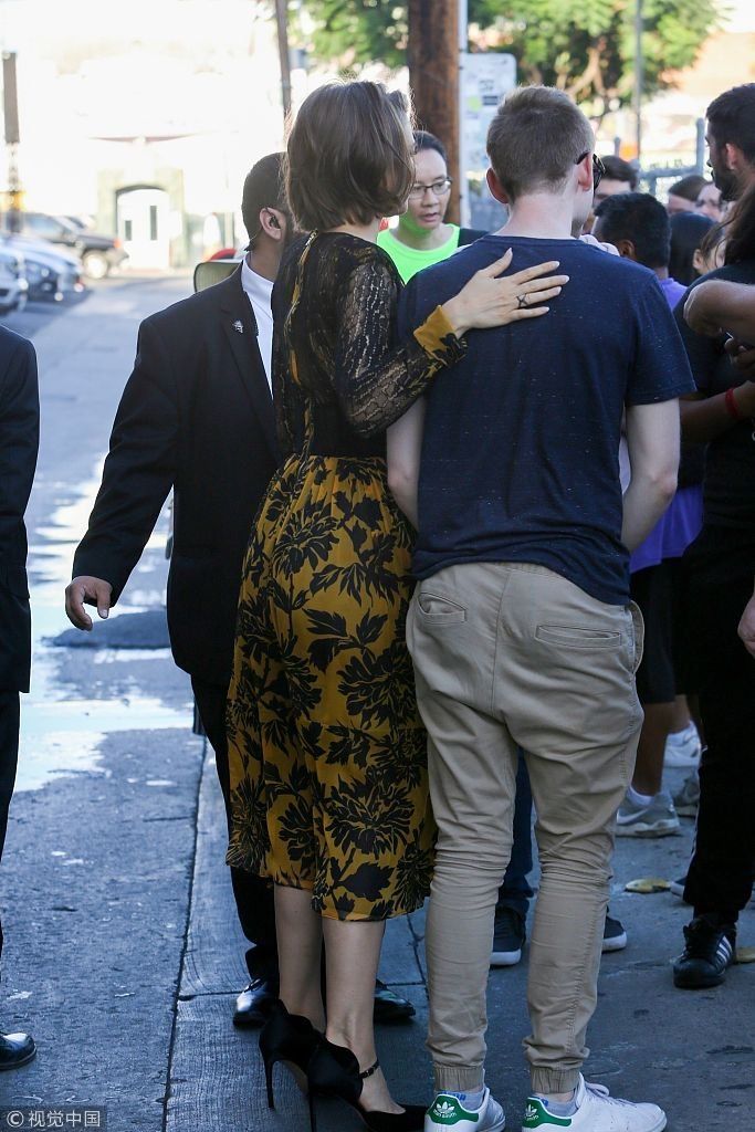 劳伦科汉穿露胸长裙优雅走“猫步”  对镜浅笑获胖保镖护驾气场足