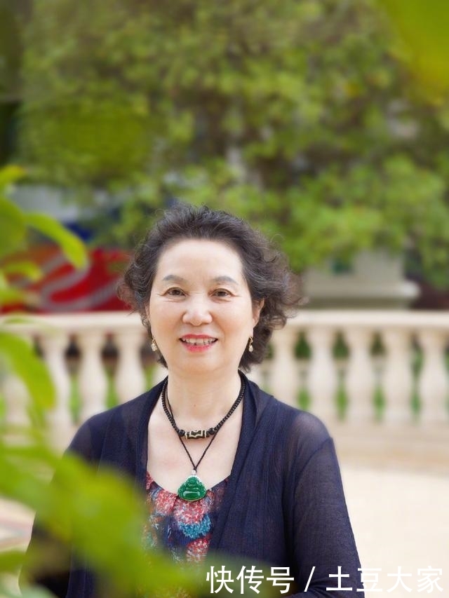 『蓝色』陈坤妈妈近照曝光!年近70依旧时髦,穿蓝色毛衣系波点丝巾太优雅