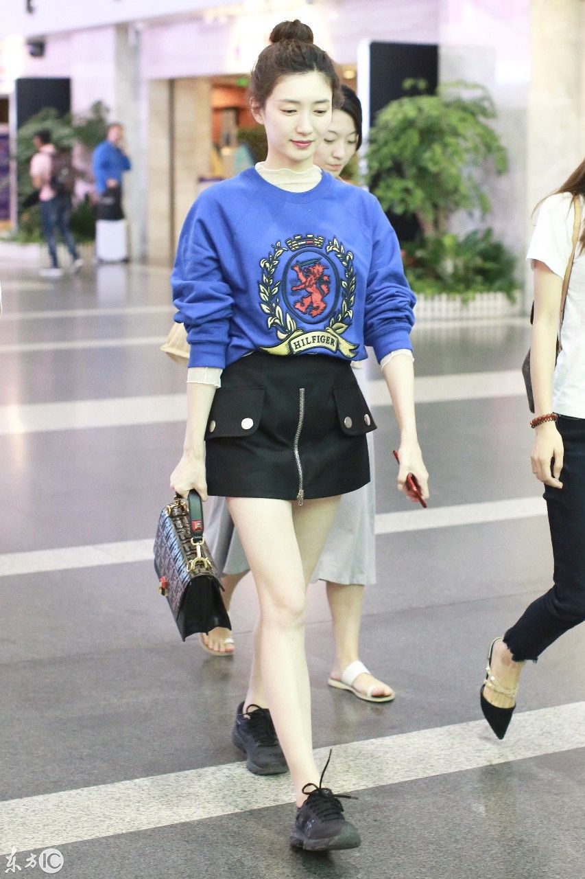 江疏影蓝色上衣搭配短裙现身机场，挡不住的淑女气质!