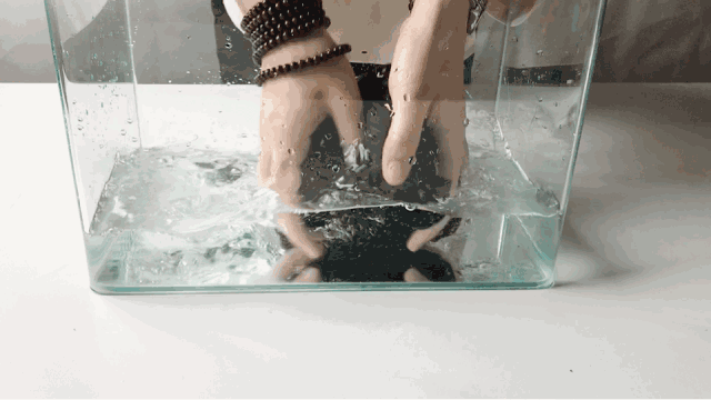 简单到极致的魔力!穿上就脱不下来的白T恤。