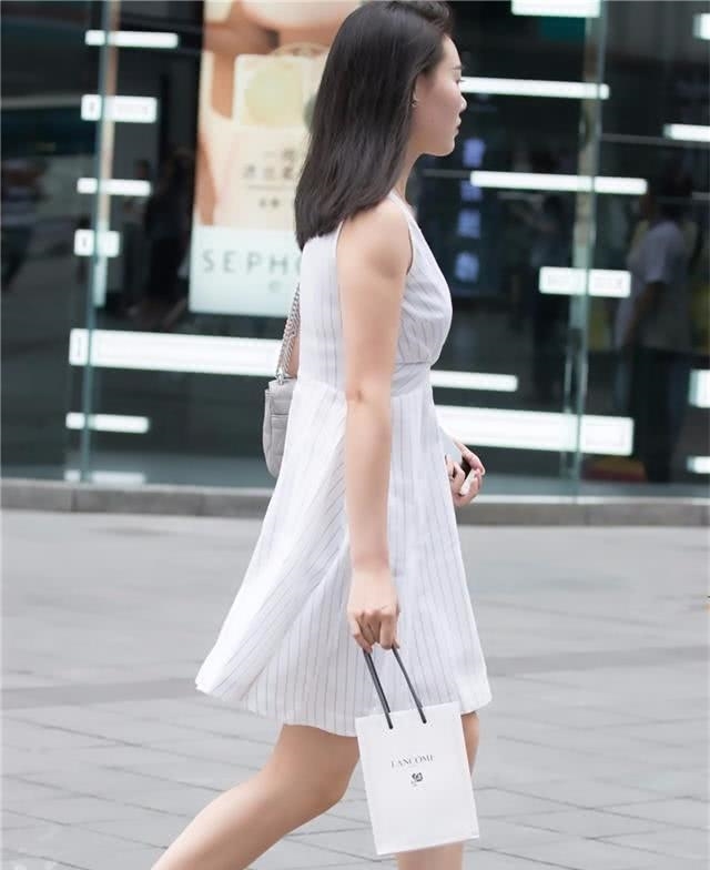 辣妈■配黑色凉鞋,简约大气,尽显年轻辣妈的时尚气息,白色条纹连衣裙