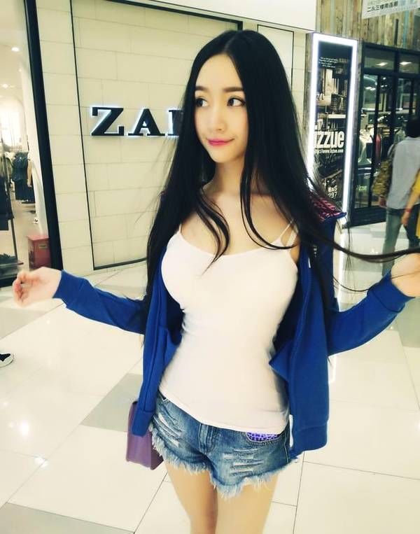 街拍:炎炎夏日，牛仔热裤穿上别有一番的风味