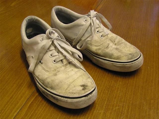 白鞋发黄洗不干净不要扔，叫你几招立马旧鞋变新鞋