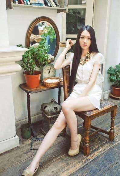 33岁郭碧婷真敢穿! 开叉裙也穿得这么性感。网友表示: 有长腿就是