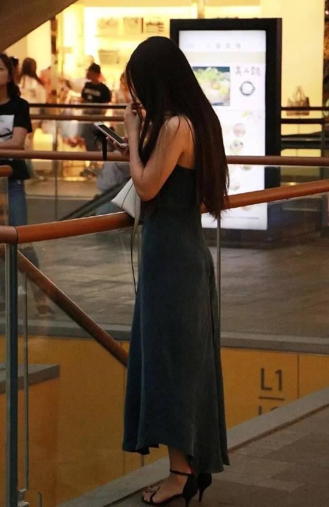  「紧身裤」女生紧身裤搭配高跟鞋，魅力的身姿让人着迷