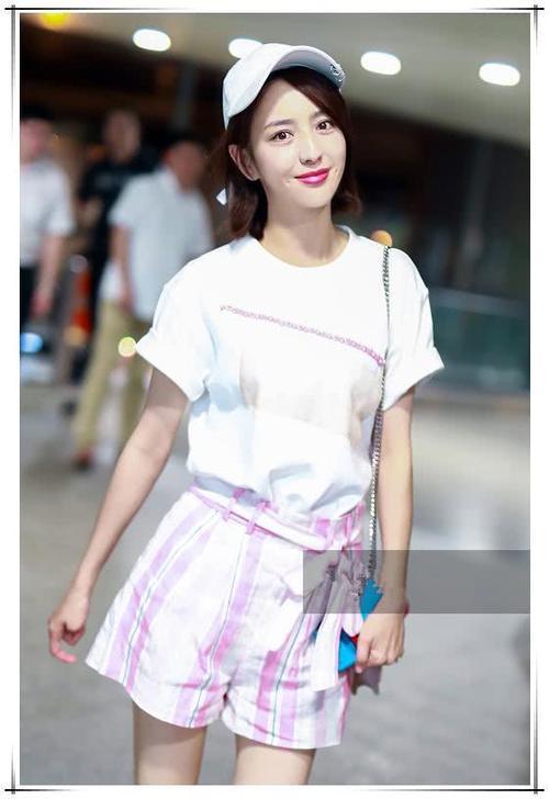 佟丽娅又把睡裤当短裤穿！可这次却意外嫩出新高度，网友：美炸了